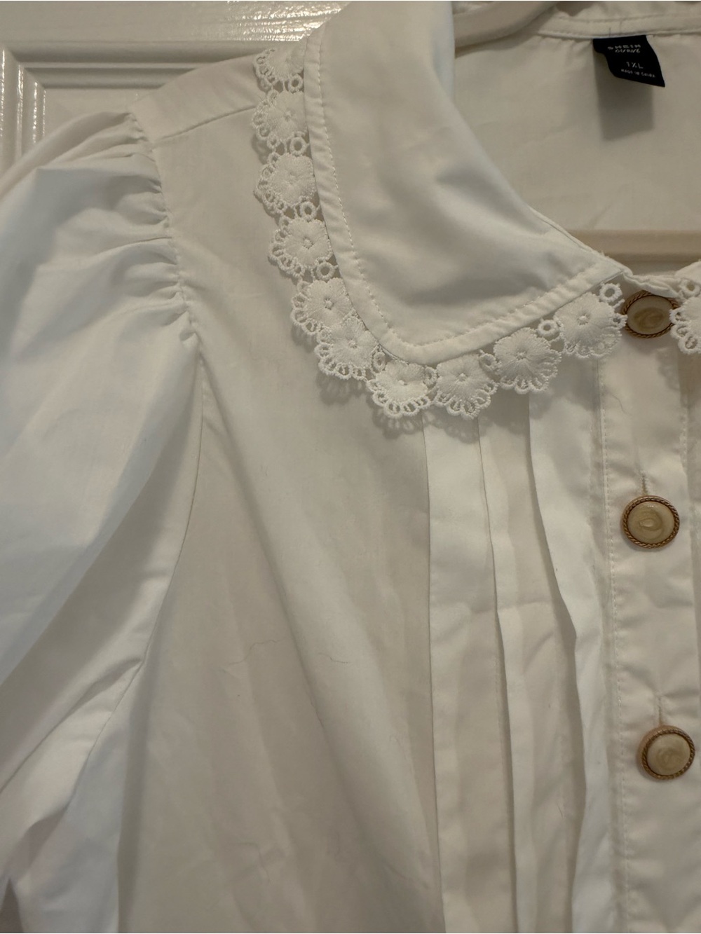 SHEIN White Lace Collar Pintuck Button-Front Blouse